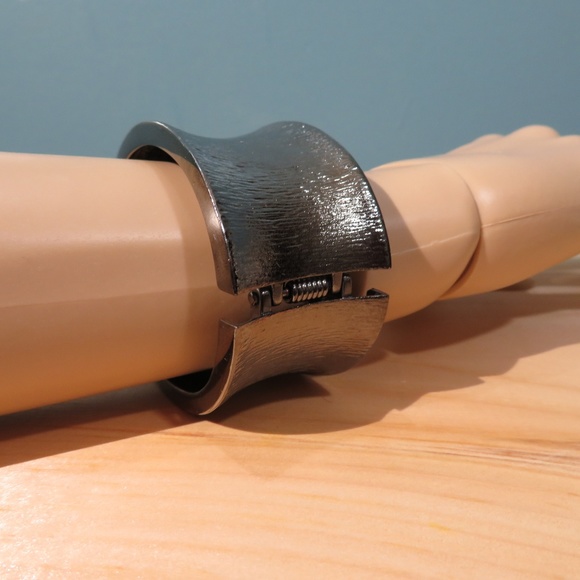 Dark Chrome textured hinged bracelet - Picture 3 of 4